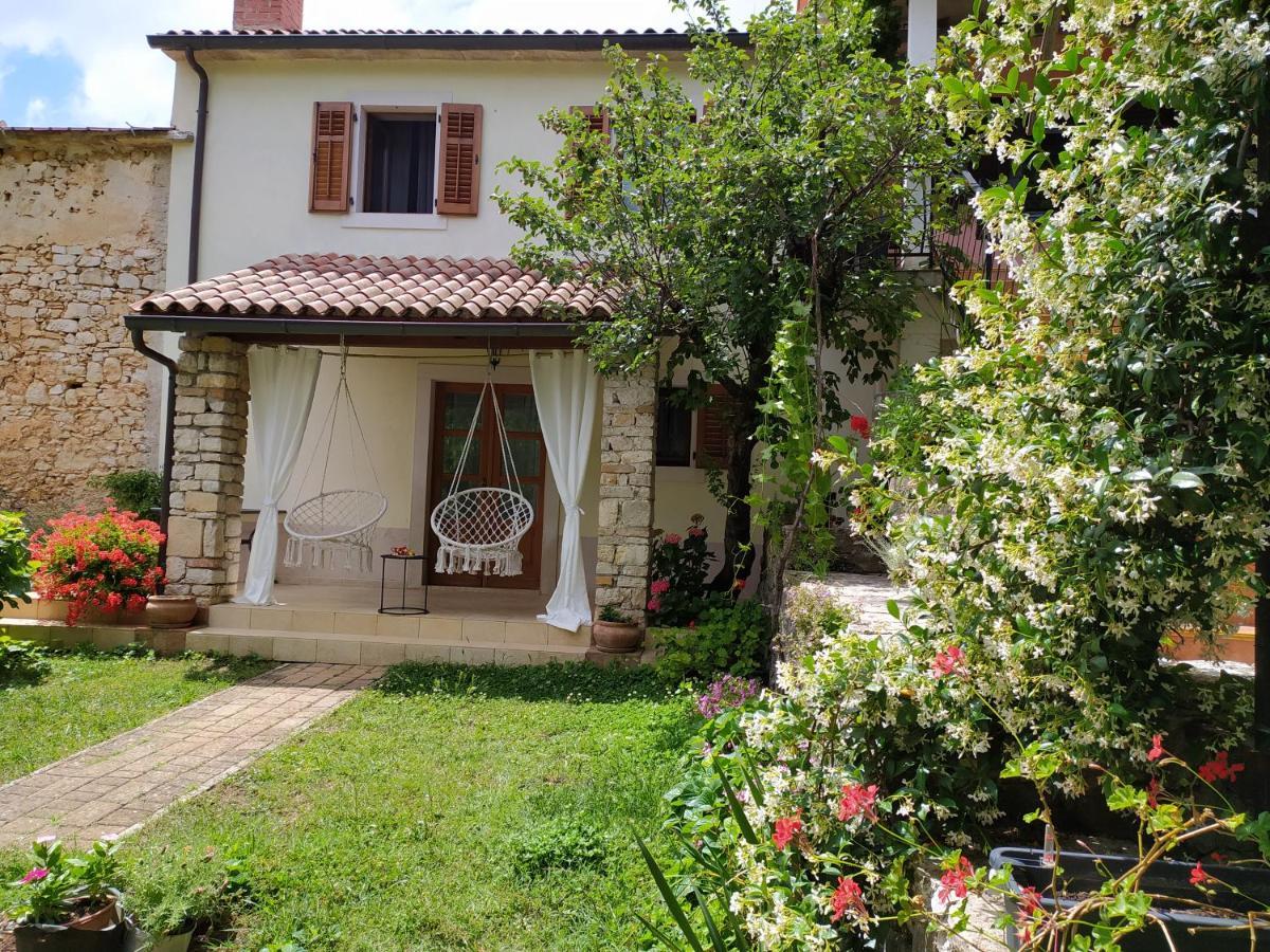 Apartment Parenzana, Little Row House With Big Green Yard In Central Istria Rakotule Экстерьер фото